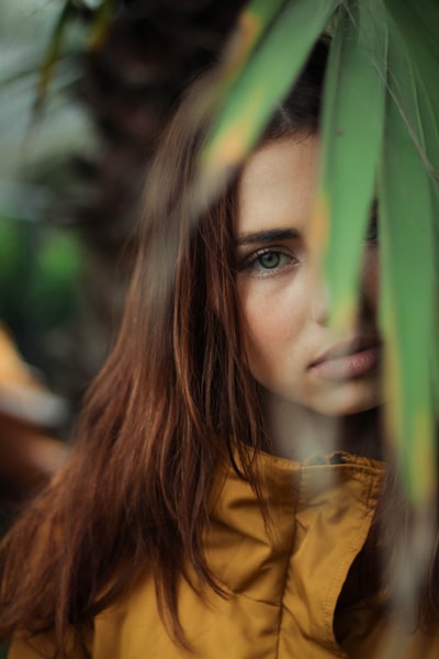 Standing in the woman behind the leaves
